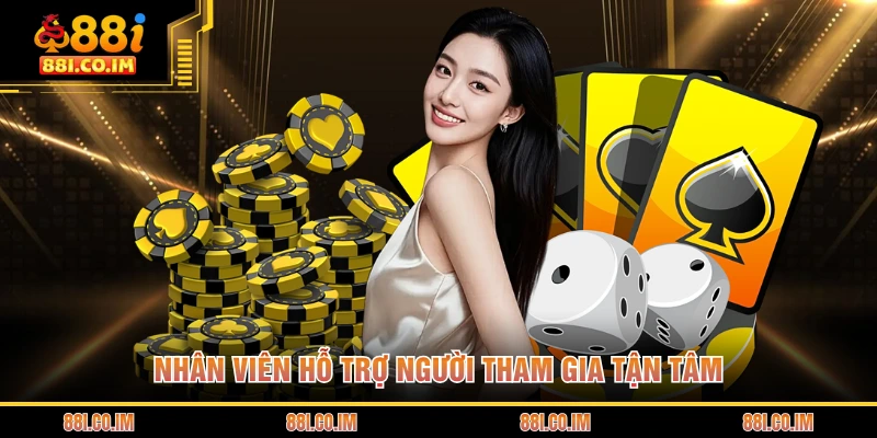 Nhân viên hỗ trợ người tham gia tận tâm